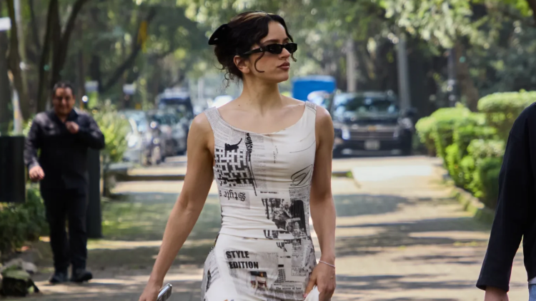 Η Rosalía φόρεσε τη δική της εκδοχή στο διάσημο newspaper dress που φόρεσε πρώτη η Κάρι Μπράντσο
