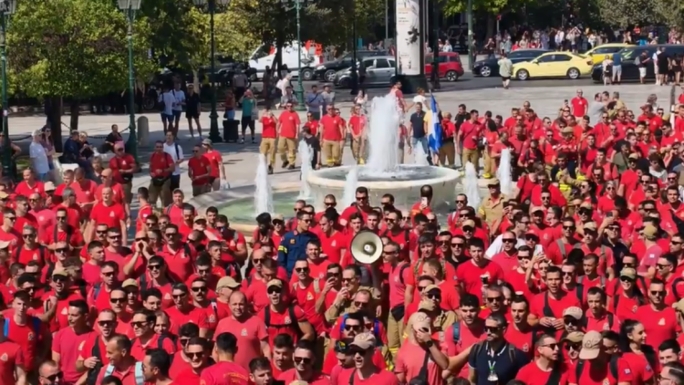 «Ήρθε η ώρα να βγάλουμε τα μπεζ, οι καταστροφές δεν είναι εποχικές»: Στους δρόμους οι εποχικοί πυροσβέστες, δείτε βίντεο