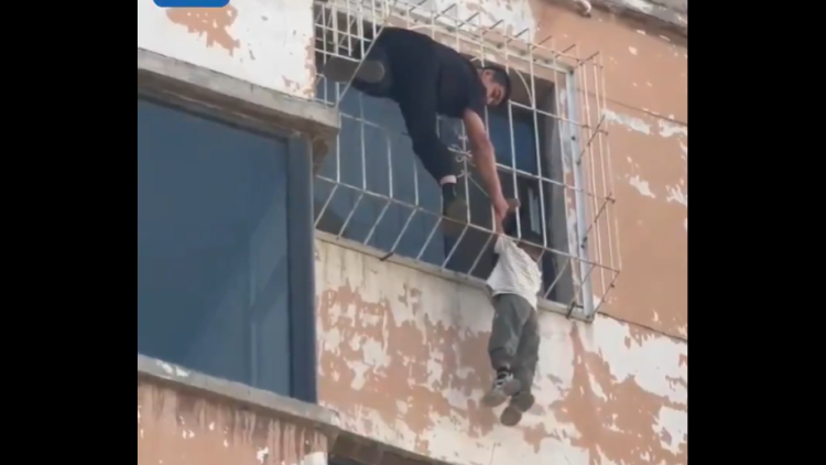 Δραματική διάσωση 5χρονου που κρεμόταν στο κενό από τον 6ο όροφο κτηρίου στην Κίνα: Τον έσωσε ο επιστάτης αλά Σπάιντερμαν, δείτε βίντεο