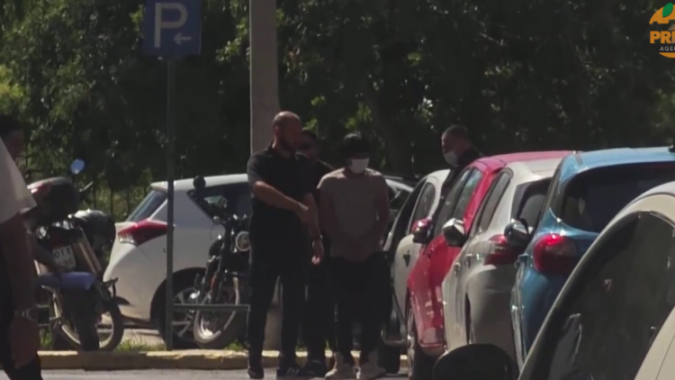 Στα δικαστήρια οι γονείς του νεκρού βρέφους στην Κυψέλη και ο Αφγανός, βίντεο από τη μεταγωγή τους
