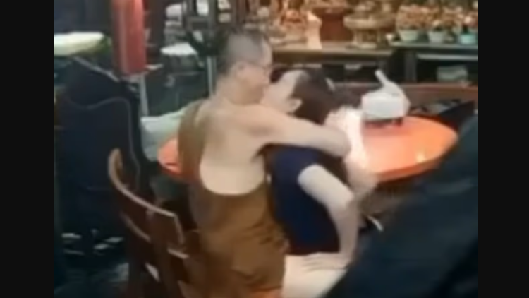 Σάλος στην Ταϊλάνδη για 65χρονο μοναχό που έγινε τσακωτός να κάνει σεξ με 47χρονη σε βουδιστικό ναό: Είχε «τσεπώσει» πάνω από €3 εκατ
