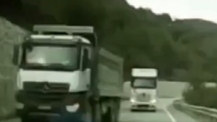 Τρόμος για οδηγό στην Τουρκία: Γλίτωσε διπλή σύγκρουση με φορτηγά που μπήκαν στο αντίθετο ρεύμα για να προσπεράσουν, δείτε βίντεο