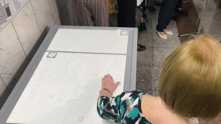 Νέος χάρτης με γραφή Braille στο Μετρό Συντάγματος για άτομα με οπτική αναπηρία, πώς λειτουργεί