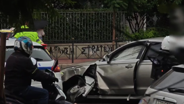 Εκτροπή αυτοκινήτου στη Βασιλίσσης Σοφίας: Χτύπησε σε κολόνα, βίντεο