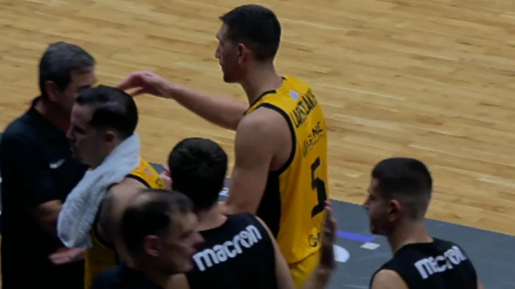 Ο Λαρεντζάκης απέφυγε τη χειραψία με τον Μπαρτζώκα μετά το τέλος του ΑΕΚ-Ολυμπιακός για το Super Cup Ελλάδας, δείτε βίντεο 