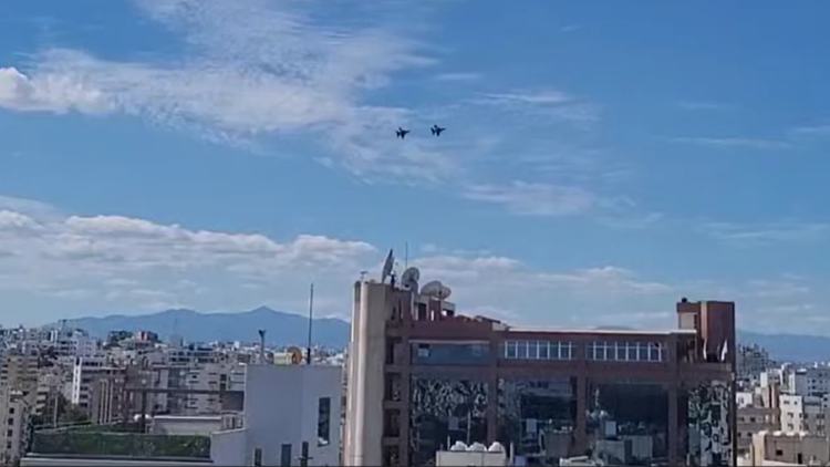 Ελληνικά F-16 πάνω από τη Λευκωσία ενόψει της στρατιωτικής παρέλασης για την 66η επέτειο της ανεξαρτησίας της Κύπρου, δείτε βίντεο
