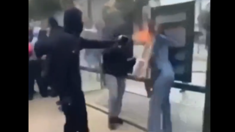 Σάλος στη Γαλλία από επίθεση 15χρονου με αυτοσχέδιο φλογοβόλο σε γυναίκα στη Μασσαλία, το θύμα υπέστη εγκαύματα πρώτου βαθμού, δείτε βίντεο