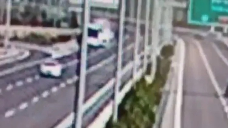Συγκλονιστικό βίντεο από τροχαίο με 11 νεκρούς στην Τουρκία: Οδηγός λεωφορείου έκανε όπισθεν σε αυτοκινητόδρομο και φορτηγό έπεσε πάνω του