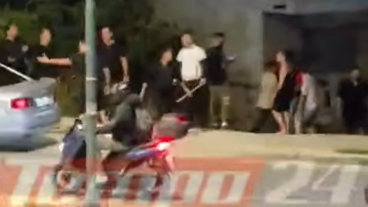 Άγρια συμπλοκή ομάδων Ρομά με ρόπαλα, σίδερα και ξύλα στη Ρόδο, δείτε βίντεο