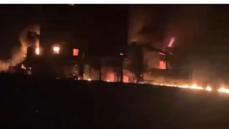 Στις φλόγες δεξαμενόπλοιο με 2 εκατ. βαρέλια πετρελαίου μετά από πρόσκρουση σε νάρκη στα Στενά του Ορμούζ