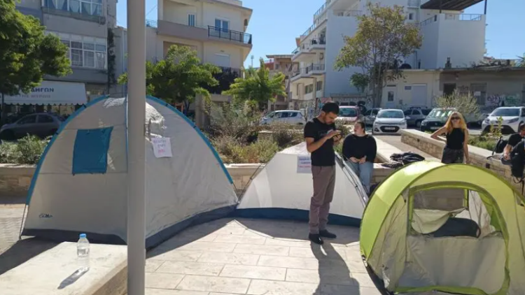 Φοιτητές έστησαν σκηνές έξω από την περιφέρεια Κρήτης, διαμαρτύρονται για το κόστος της στέγης