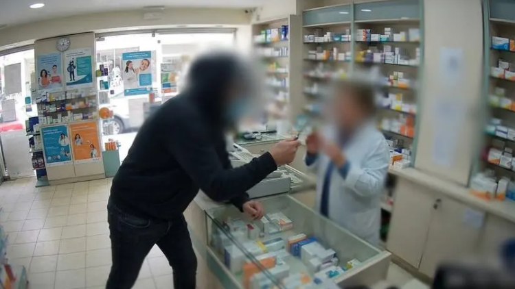 21χρονος με κατσαβίδι λήστεψε φαρμακείο στην Κρήτη, πήρε €300 και πήγε για... καφέ: Ζήτησε συγγνώμη όταν τον συνέλαβαν