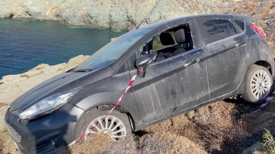 Φολέγανδρος: Συγκλονιστικές εικόνες από το αυτοκίνητο που έριξε στα βράχια ο 30χρονος που σκότωσε τη Γαρυφαλλιά – Βίντεο