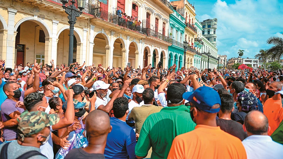 Εξέγερση στο Κάστρο του Φιντέλ – Η κοινωνική οργή «δυναμιτίζει» το καθεστώς στην Κούβα