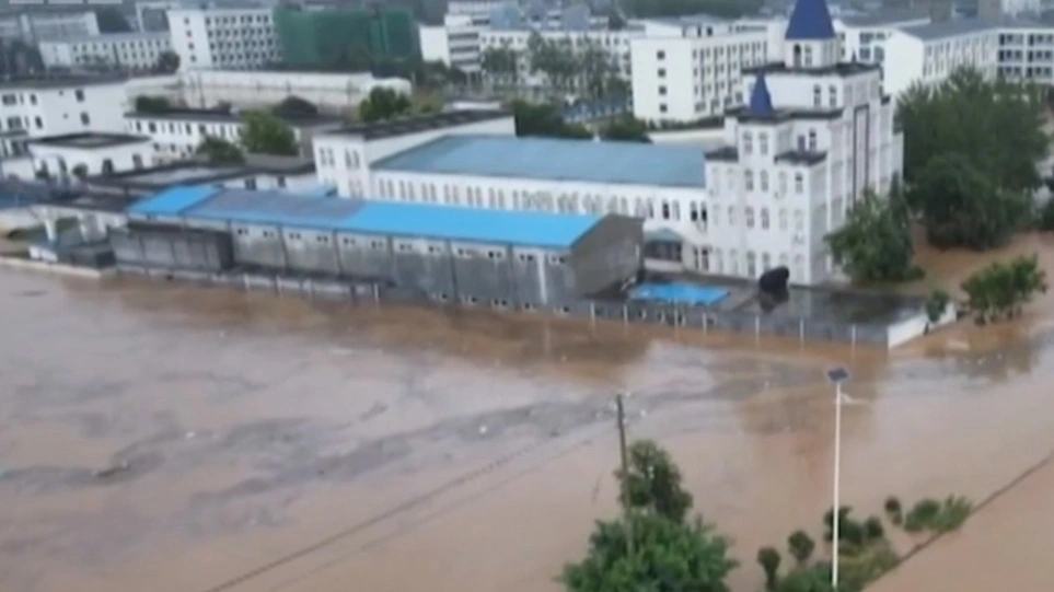 Μετά την Ευρώπη η κακοκαιρία χτύπησε την Κίνα: Τουλάχιστον 12 νεκροί και τεράστιες καταστροφές από πλημμύρες