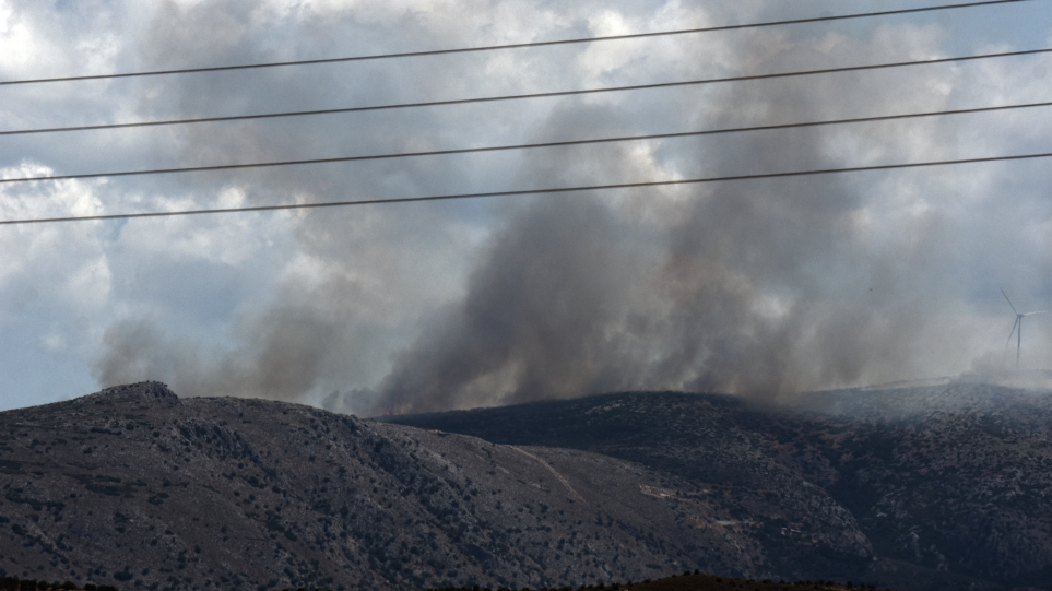 Μαίνεται η φωτιά στο Αραχναίο Αργολίδας – Μήνυμα του 112 για εκκένωση χωριού