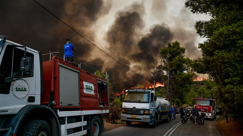 Φωτιά στην Αττική: Σε πύρινο κλοιό Θρακομακεδόνες, Πάρνηθα – Νεκρός εθελοντής πυροσβέστης στην Ιπποκράτειο Πολιτεία