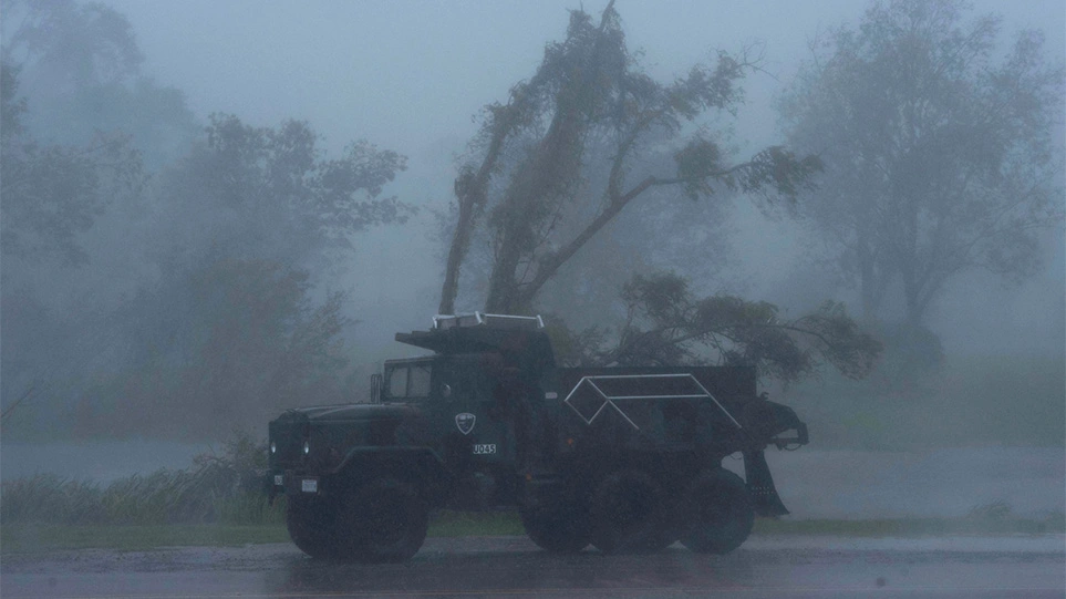 ΗΠΑ: Με ανέμους 235 χιλιομέτρων ο τυφώνας Άιντα «χτυπά» τη Λουιζιάνα – Χωρίς ρεύμα 122.000 σπίτια και επιχειρήσεις