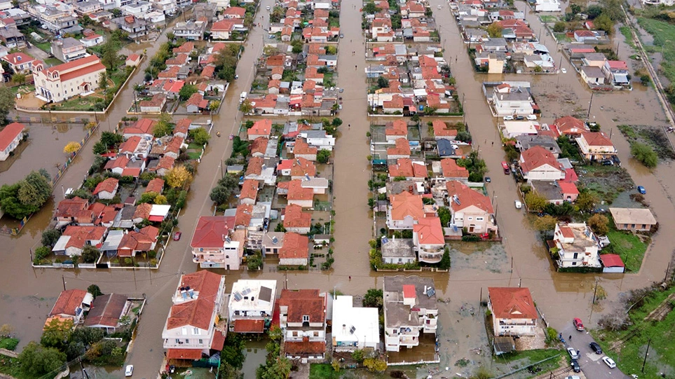 Σε κλοιό κακοκαιρίας η χώρα με σφοδρούς ανέμους, πλημμύρες, υπερχείλιση ποταμών – Πού θα χτυπήσει την Κυριακή