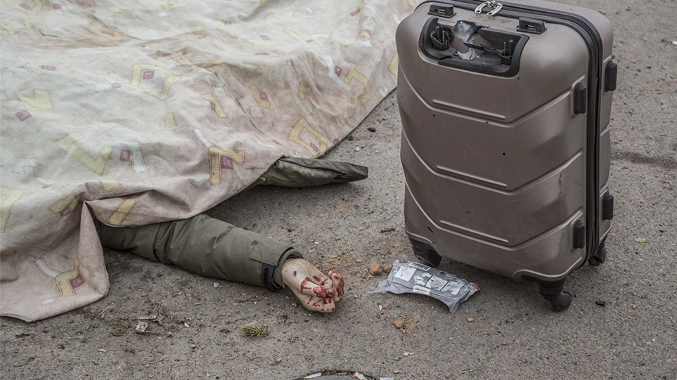 Πόλεμος στην Ουκρανία: Δραματικές εικόνες νεκρών αμάχων στους δρόμους από τους βομβαρδισμούς