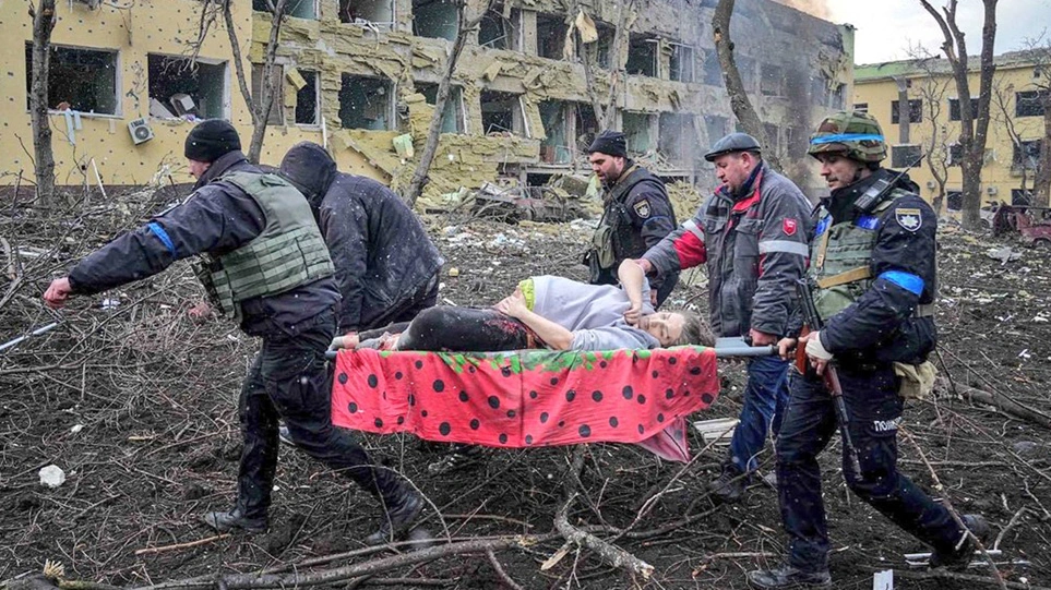 Πόλεμος στην Ουκρανία: Η Ρωσία ομολογεί τον βομβαρδισμό στο μαιευτήριο της Μαριούπολης, αλλά λέει ότι υπήρχαν ουκρανικά τάγματα εκεί – Οι εικόνες την διαψεύδουν