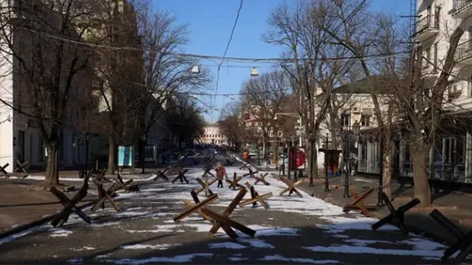 Πόλεμος στην Ουκρανία: Στην Οδησσό στήνουν οδοφράγματα και περιμένουν τον στρατό του Πούτιν