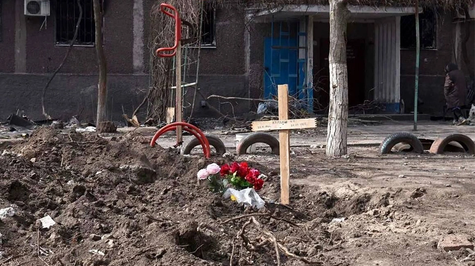 Πόλεμος στην Ουκρανία: Γέμισαν με αυτοσχέδιους τάφους οι δρόμοι της Μαριούπολης – Δραματικές εικόνες