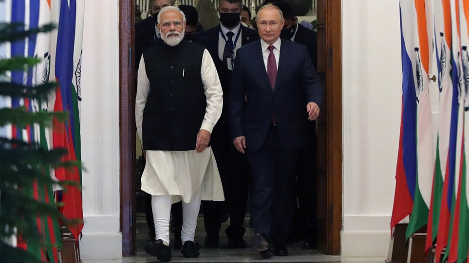 Ρωσία: Ο Πούτιν «σπάει» το εμπάργκο – Πουλάει με μεγάλη έκπτωση σε Ινδία – Κίνα, που αγοράζουν «με μανία»
