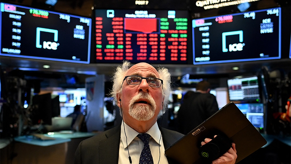 Νέα Υόρκη: Δεν έπεισε τους επενδυτές η Fed – «Μαύρη Πέμπτη» στη Wall Street με πτώση 1.000 μονάδων για τον Dow Jones