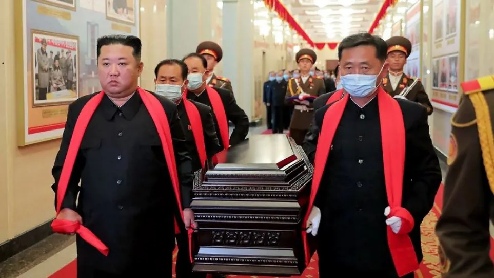 Ο Κιμ Γιονγκ Ουν έθαψε τον μέντορά του εν μέσω της έξαρσης κορωνοϊού στη Βόρεια Κορέα