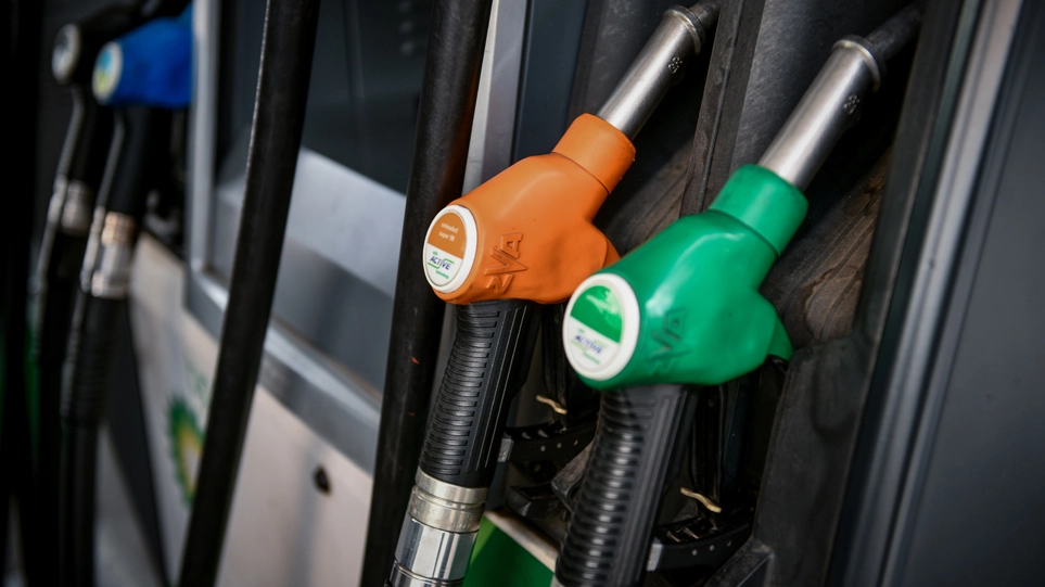 Βενζίνη 2 ευρώ για το καλοκαίρι σε 4 εκατ. πολίτες φέρνει το νέο Fuel Pass