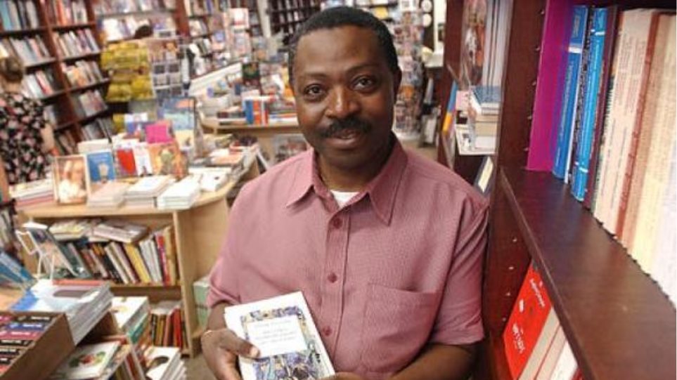 Ο Νιγηριανός με το ελληνικό βιβλιοπωλείο στη Νέα Υόρκη!