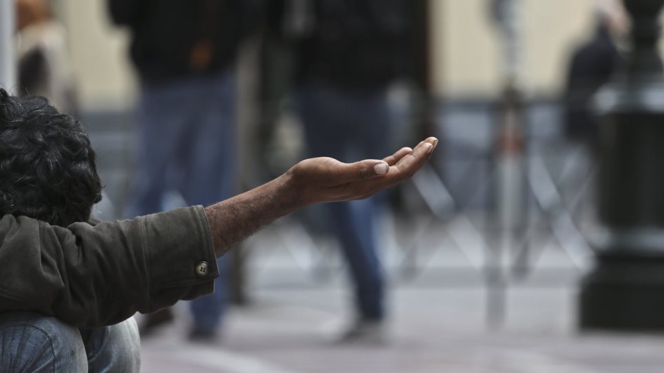 Reuters: Η φτώχεια στην Ελλάδα είναι πρωτοφανής