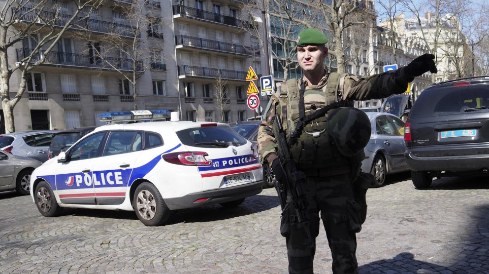 Γερμανικός Τύπος: «Έλληνες τρομοκράτες πίσω από τα πακέτα - βόμβα σε Βερολίνο και Παρίσι»