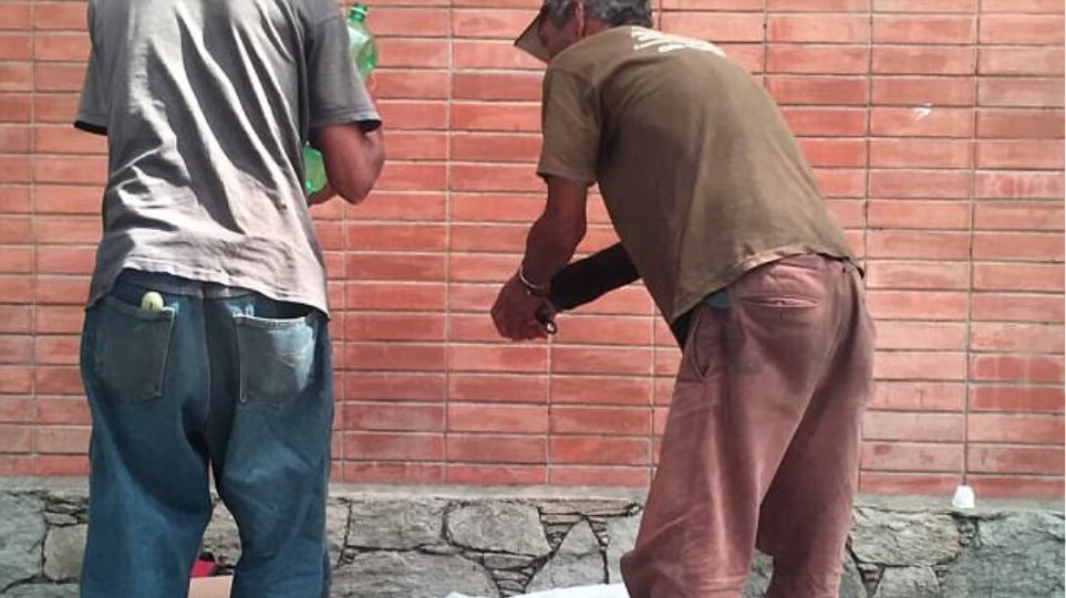 Εικόνες σοκ στη Βενεζουέλα: Πολίτες σφάζουν σκυλιά στον δρόμο για να τα φάνε
