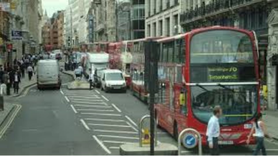 Το Λονδίνο επιβάλλει έξτρα χρεώσεις για τα ρυπογόνα οχήματα 
