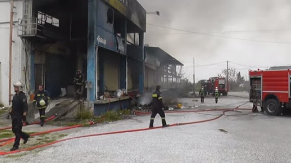 Τραγωδία στον Βόλο: Άντρας κάηκε ζωντανός μετά από έκρηξη σε αποθήκες Volos1