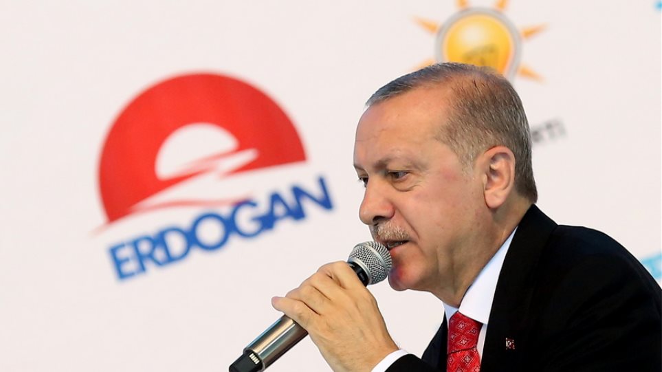 Ερντογάν: Βγάλτε τα ευρώ και τα δολάρια από το μαξιλάρι και κάντε τα τουρκικές λίρες!
