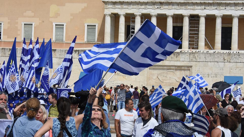 Συλλαλητήριο στο Σύνταγμα: «Κάτω τα χέρια από τη Μακεδονία» φωνάζουν εκατοντάδες πολίτες Sin4