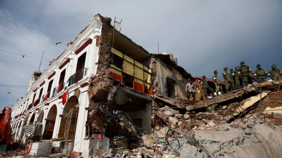 Σεισμός 7,5 Ρίχτερ στην Ινδονησία
