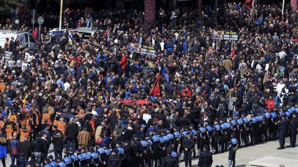 Βίαια επεισόδια στα Τίρανα - Διαδηλωτές προσπάθησαν να εισβάλουν στο κοινοβούλιο