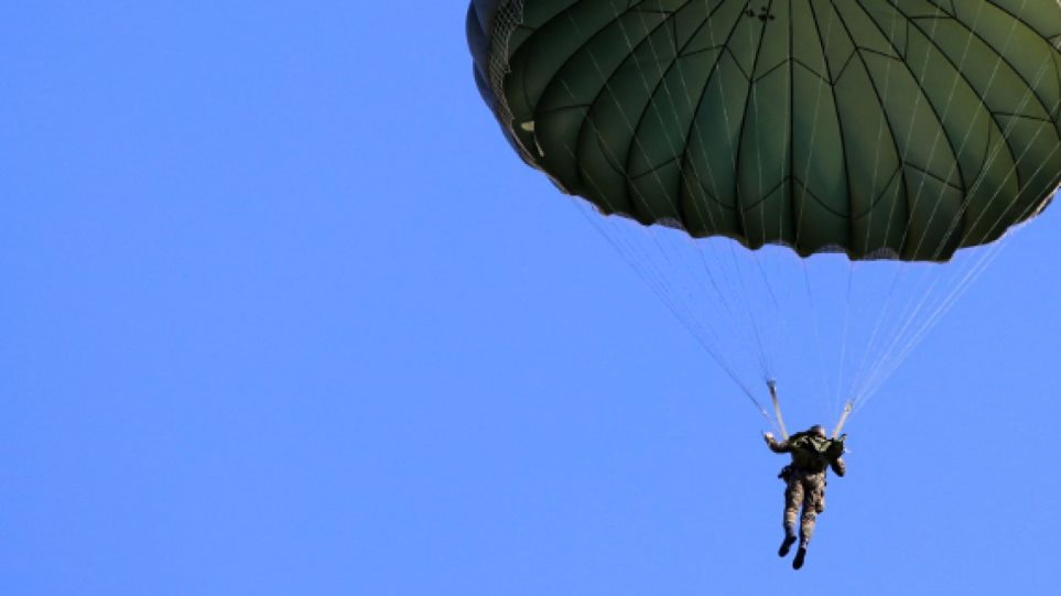 Πτώση αλεξιπτωτιστή σε καλώδια της ΔΕΗ στα Μέγαρα Alexiptotistis-dei-2019-3-19-708