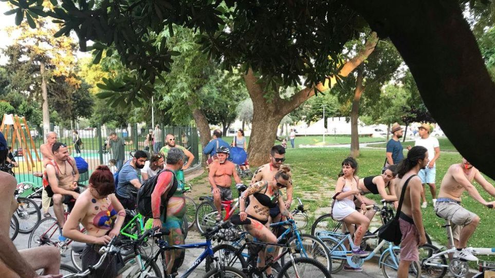 Γυμνή ποδηλατοδρομία στη Θεσσαλονίκη για την προστασία του περιβάλλοντος (ΦΩΤΟ)