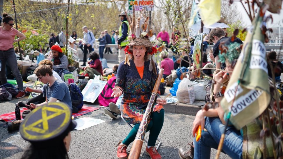 Λονδίνο: Διαδηλωτές για την κλιματική αλλαγή έριξαν κόκκινη μπογιά στην πρεσβεία της Βραζιλίας