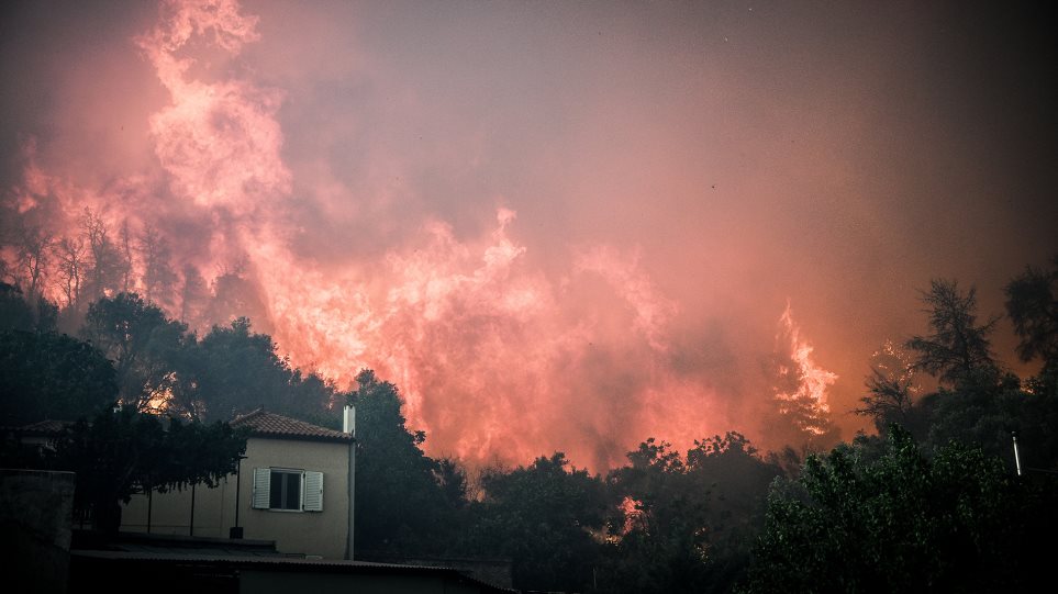Φωτιά στην Εύβοια: Μέσα στο χωριό Μακρυμάλλη οι φλόγες - Εκκενώθηκαν τέσσερα χωριά