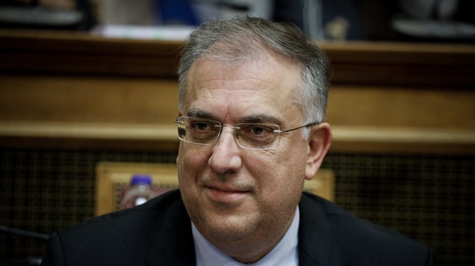 Βουλή: Όλοι τους και μόνος του ο ΣΥΡΙΖΑ για την ψήφο των ομογενών