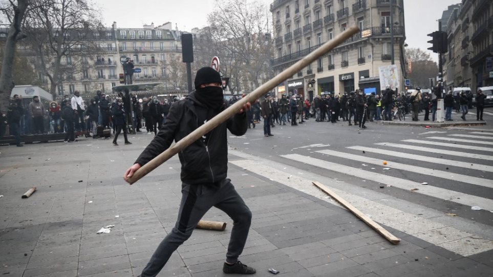 Γαλλία: «Παραλύει» από τις απεργίες λόγω συνταξιοδοτικού