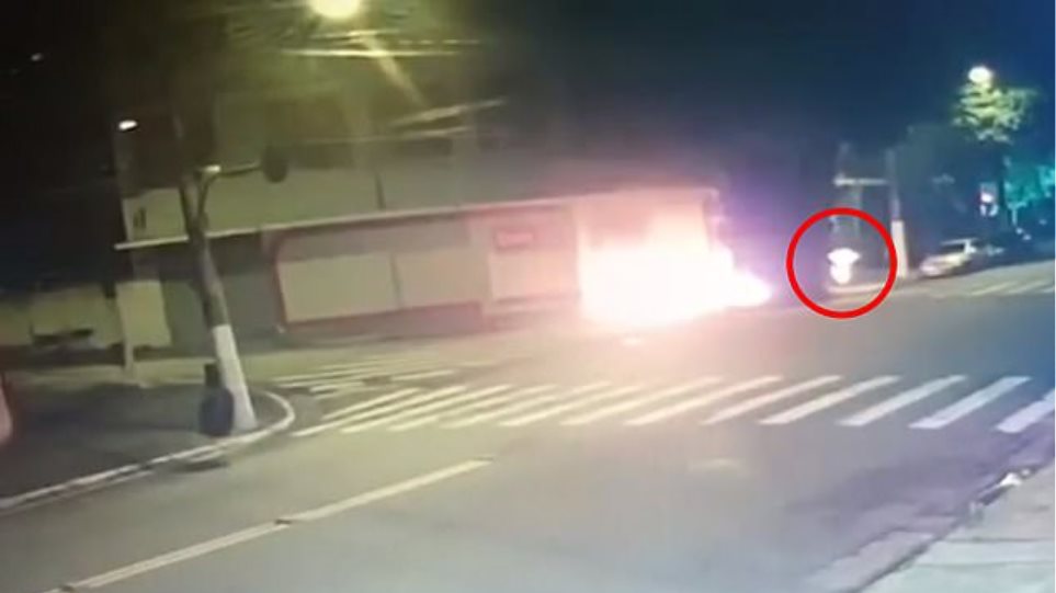 Αποτέλεσμα εικόνας για Σοκαριστικό βίντεο από την επίθεση σε άστεγο - Του έβαλαν φωτιά και κάηκε ζωντανός