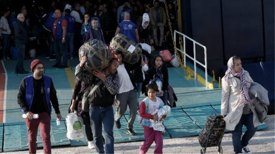 Αποτέλεσμα εικόνας για μεταφέρουν χιλιάδες παράνομους μετανάστες στην ενδοχώρα