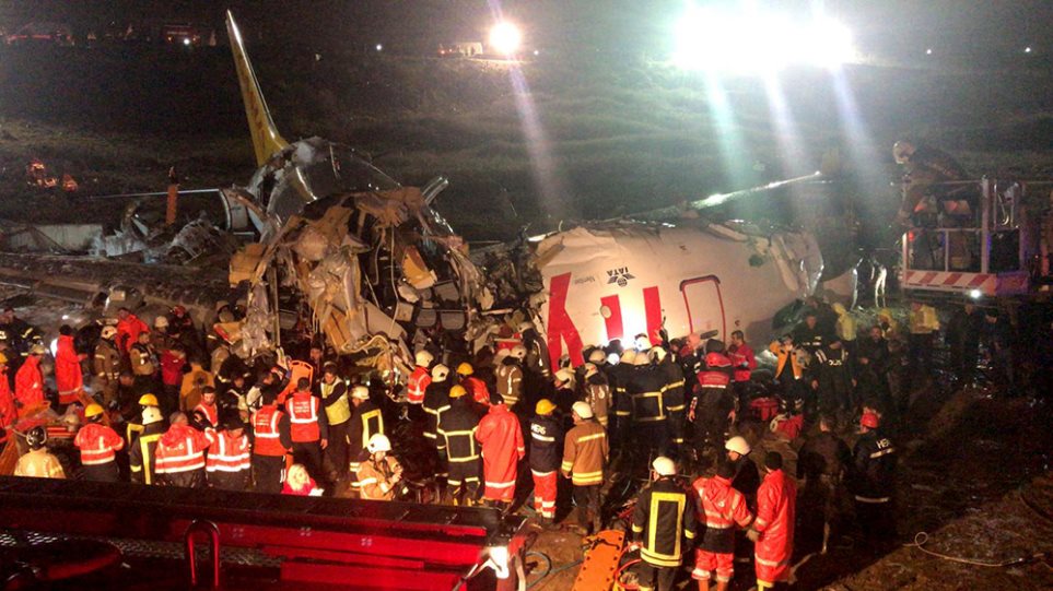 Κωνσταντινούπολη: Αεροπλάνο κόπηκε στα τρία (Vid) 1